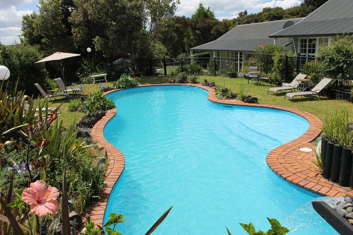 Ash Grove Boutique Motel OUTDOOR_POOL