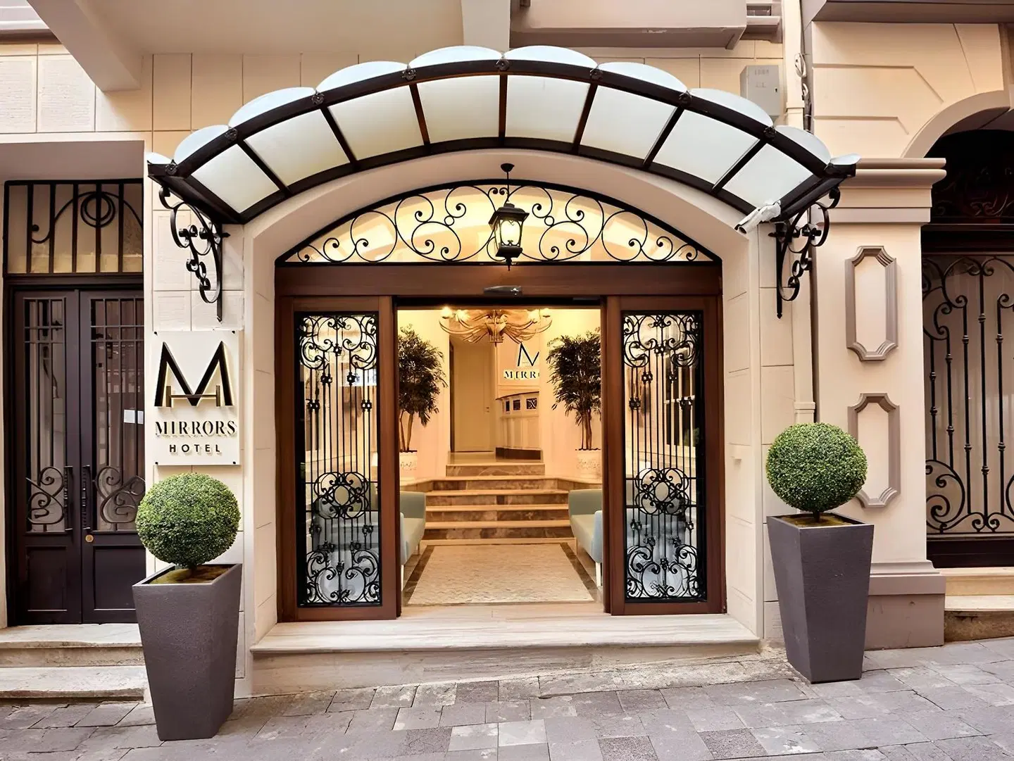 Mirrors Hotel EXTERIOR