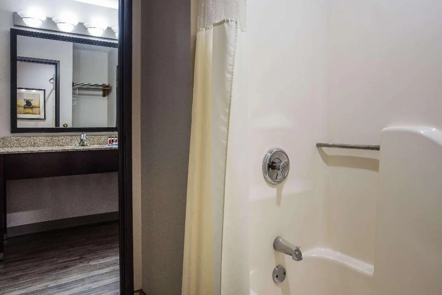 Baymont by Wyndham Madison West/Middleton WI West BATHROOM