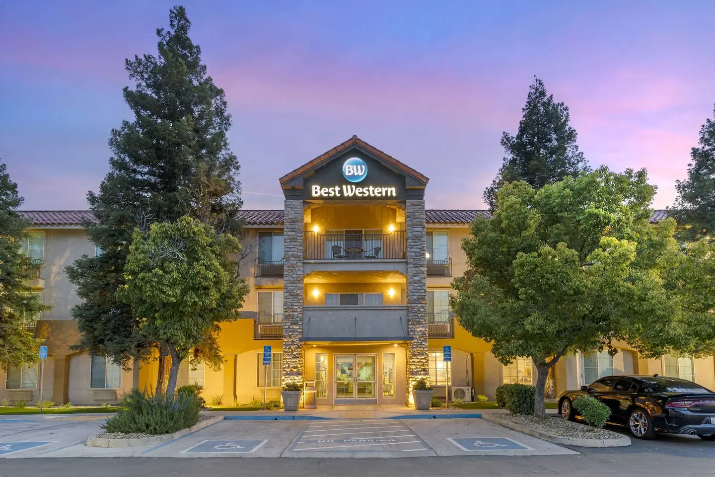 Best Western Visalia Hotel EXTERIOR