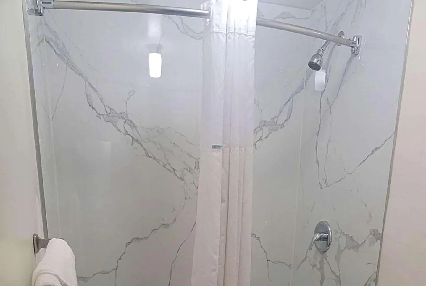 Travelodge by Wyndham San Francisco Airport North BATHROOM