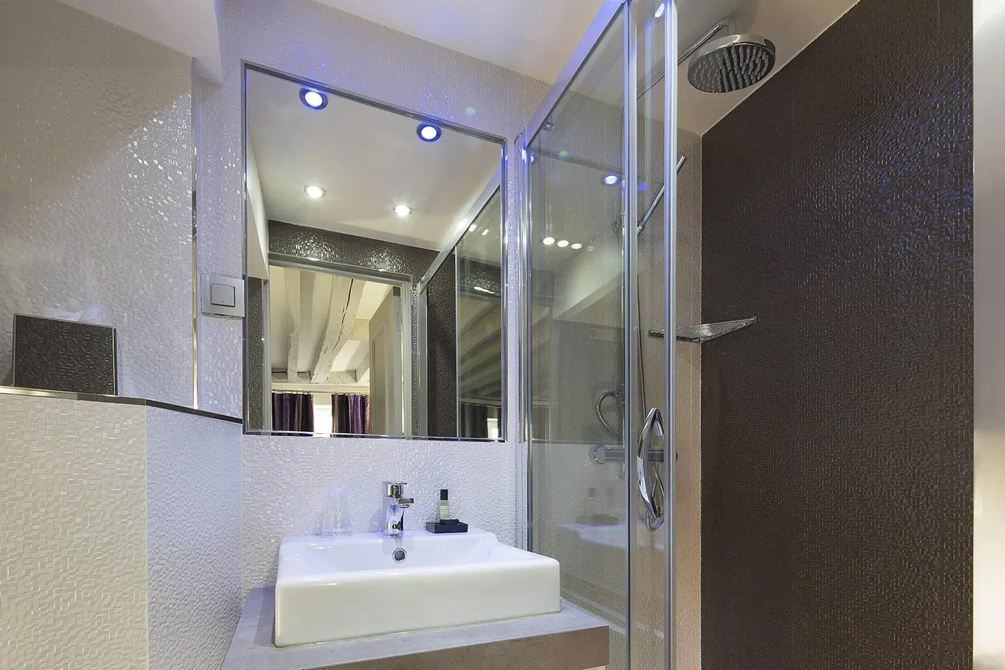 Jacques De Molay BATHROOM