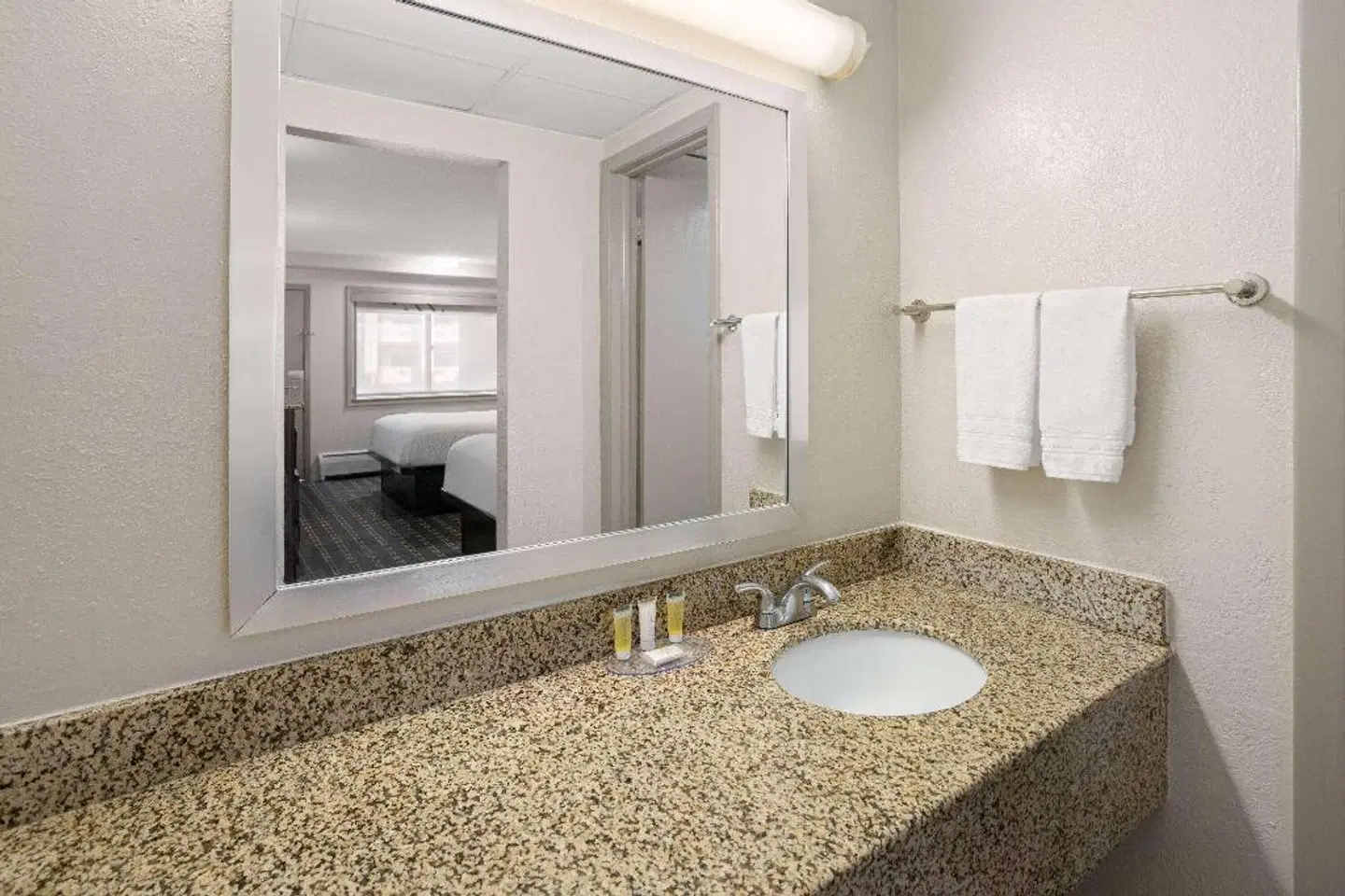 Days Inn by Wyndham Tonawanda/Buffalo BATHROOM
