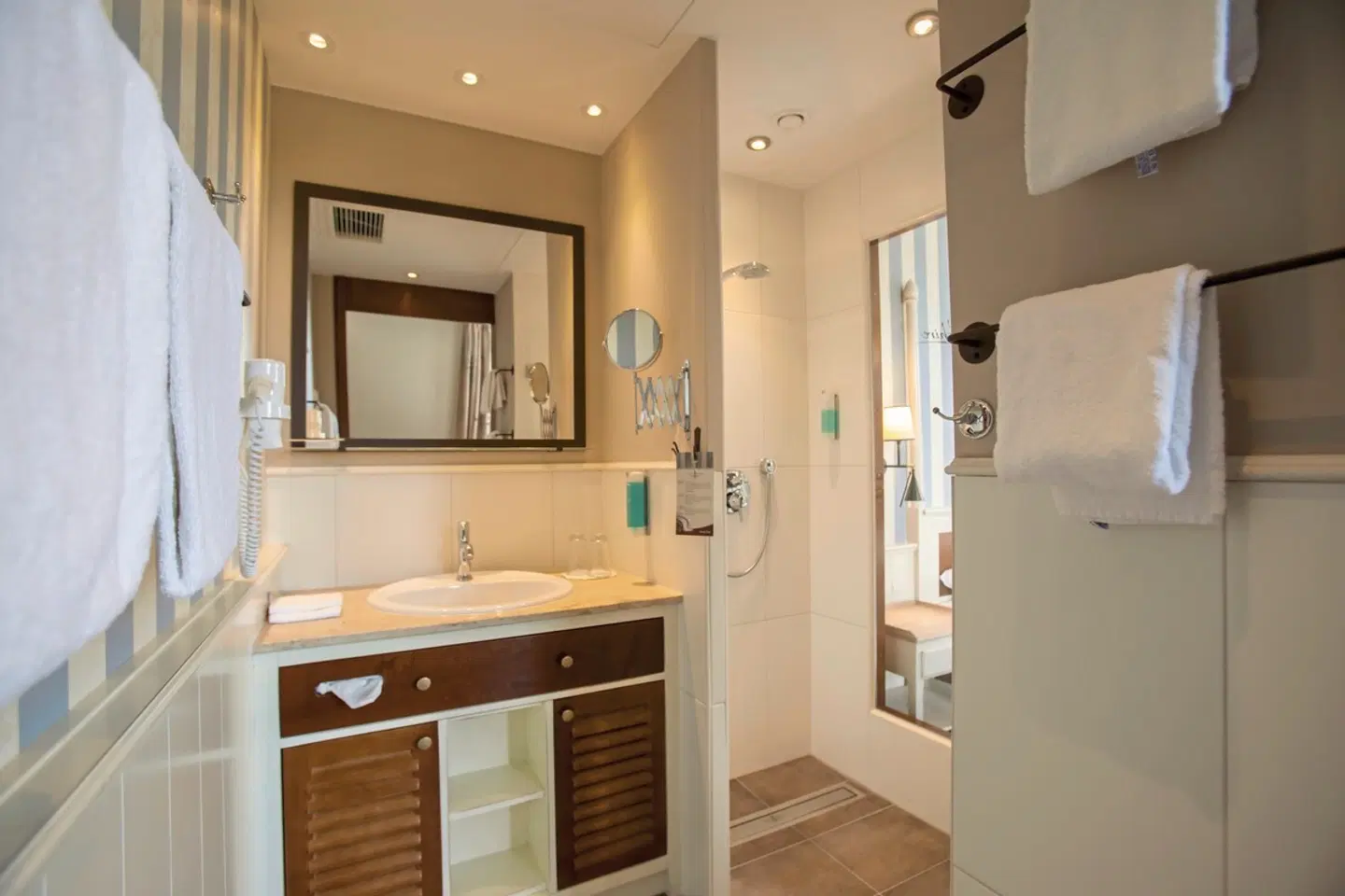 Europa-Park Resort - Erlebnishotel Bell Rock BATHROOM