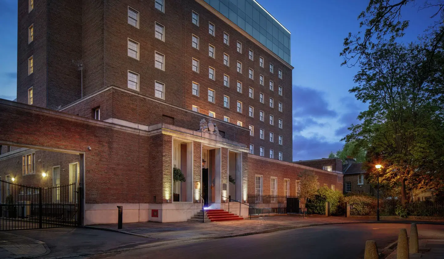Doubletree by Hilton Greenwich EXTERIOR