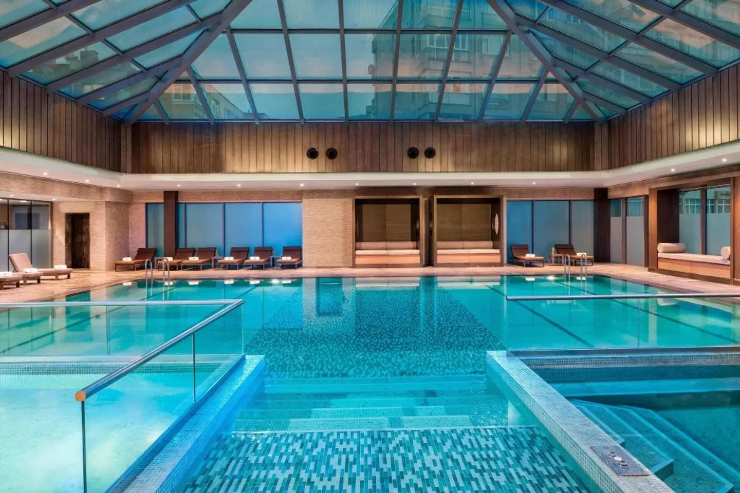 Renaissance Istanbul Polat Bosphorus Hotel Hallenbad