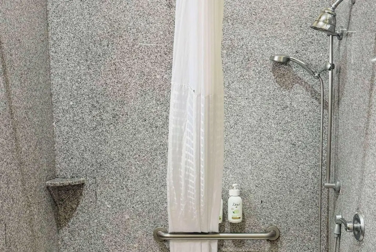 Wingate by Wyndham Lake Charles Casino Area BATHROOM