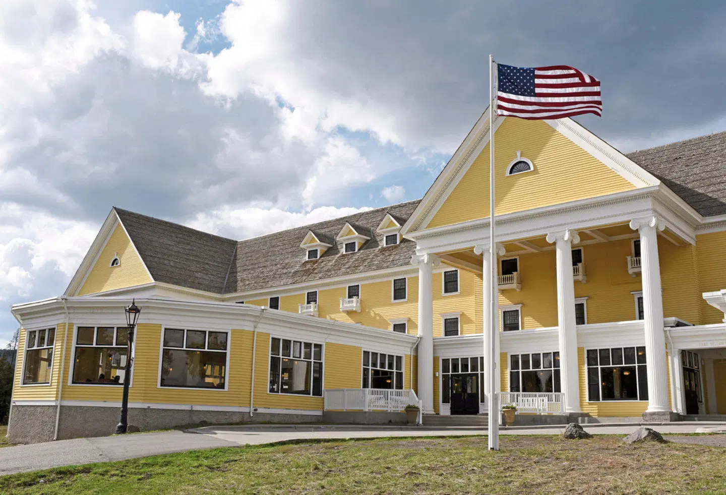 Lake Yellowstone Hotel & Cabins EXTERIOR