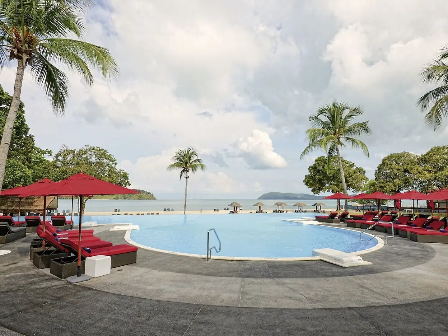 Holiday Villa Beach Resort & Spa OUTDOOR_POOL