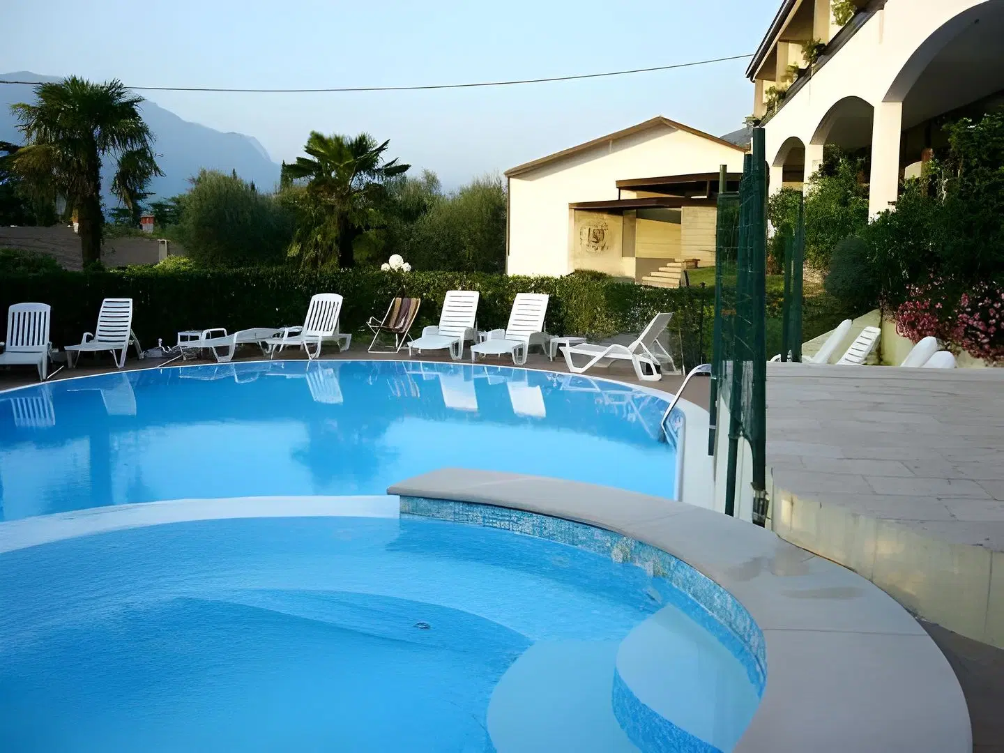 Laura Christina OUTDOOR_POOL