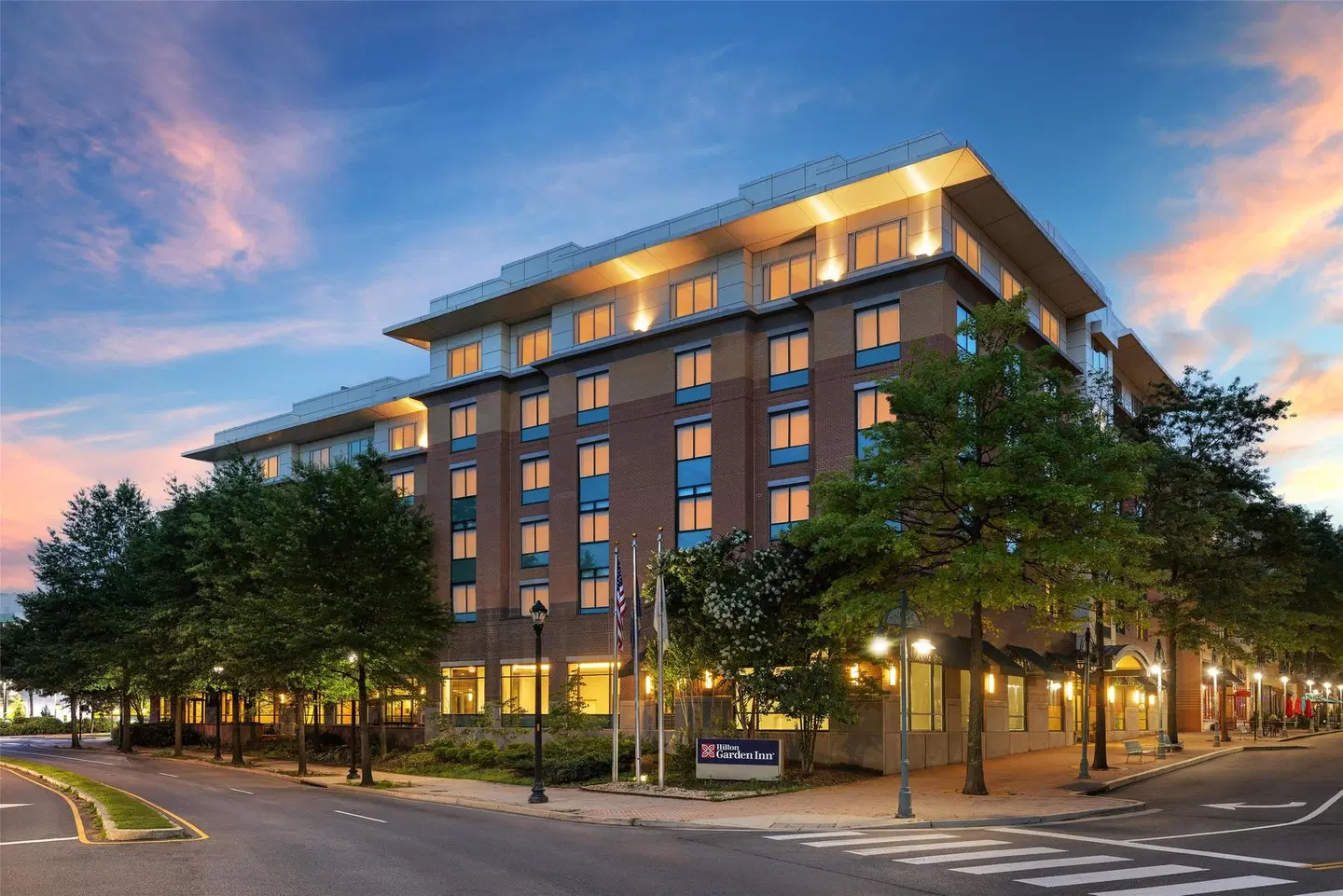 Hilton Garden Inn Shirlington EXTERIOR