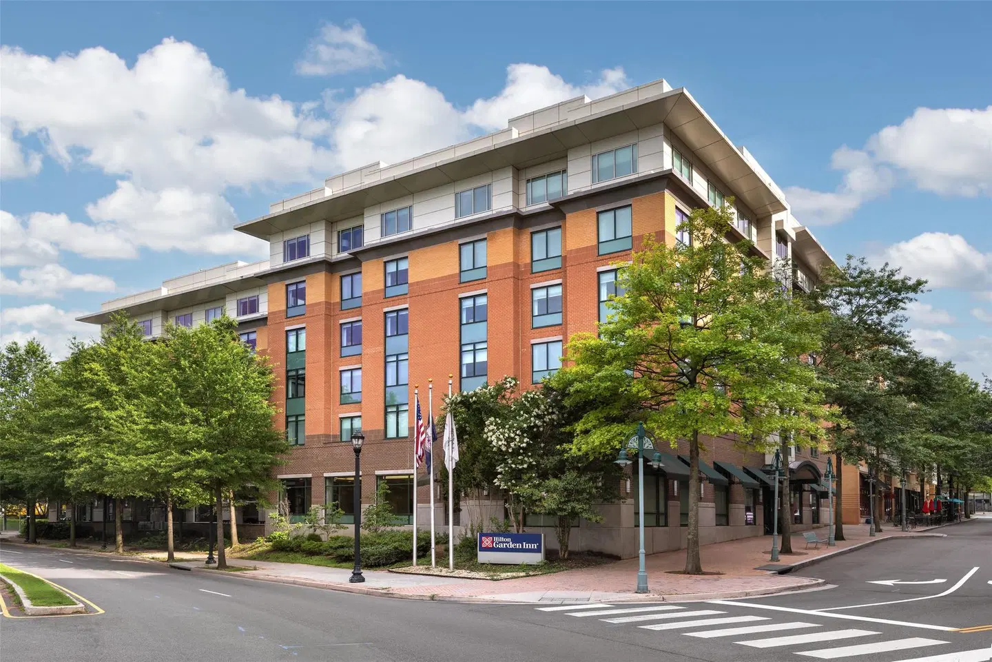 Hilton Garden Inn Shirlington EXTERIOR