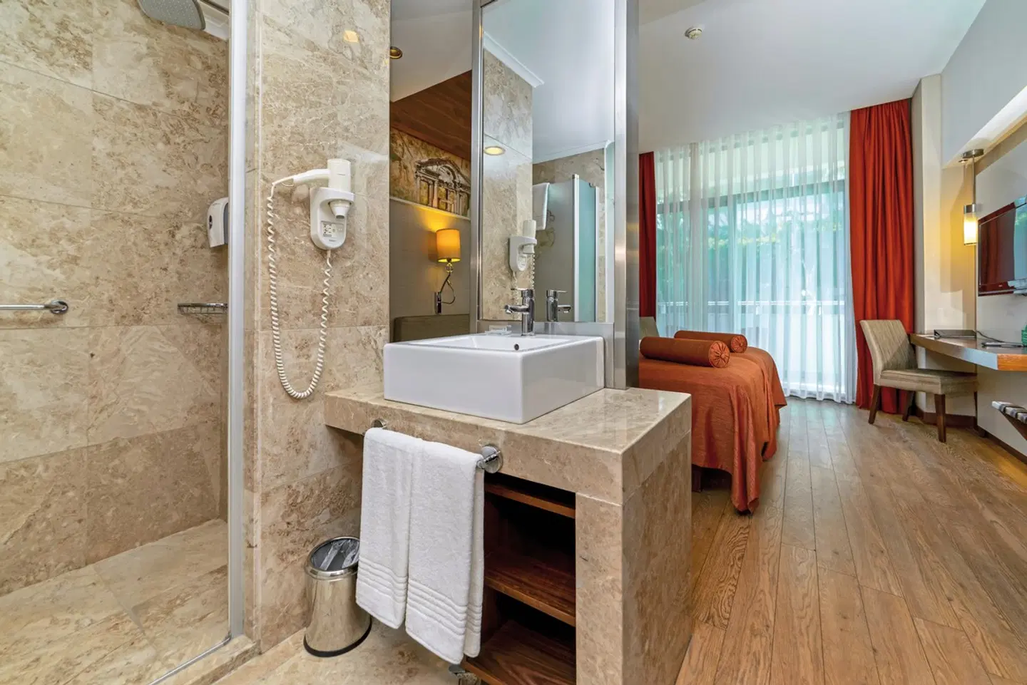 Commodore Elite Suite & Spa BATHROOM