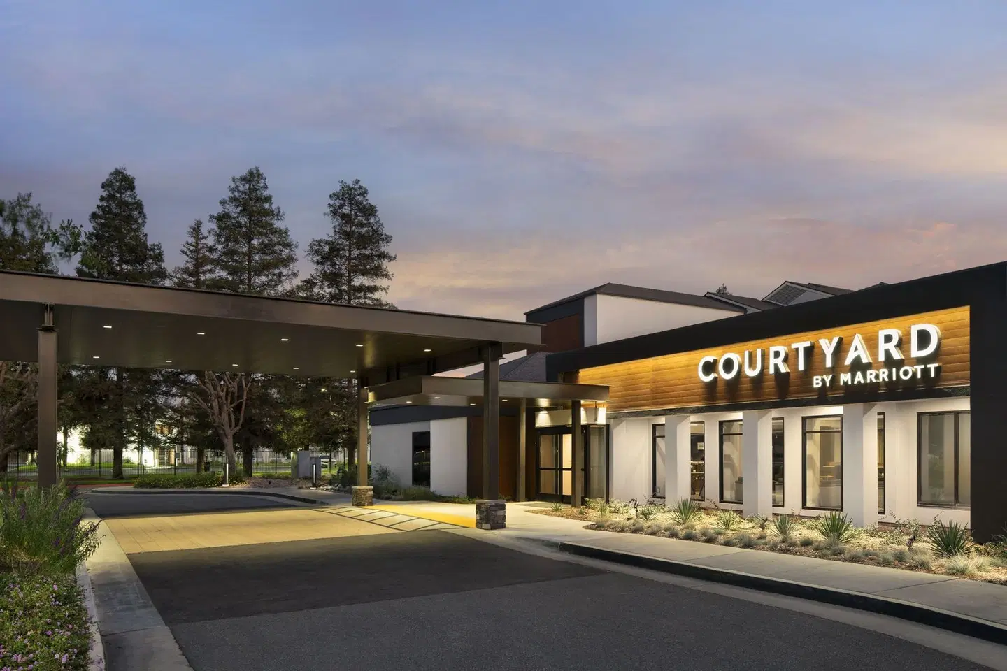 Courtyard by Marriott Bakersfield EXTERIOR