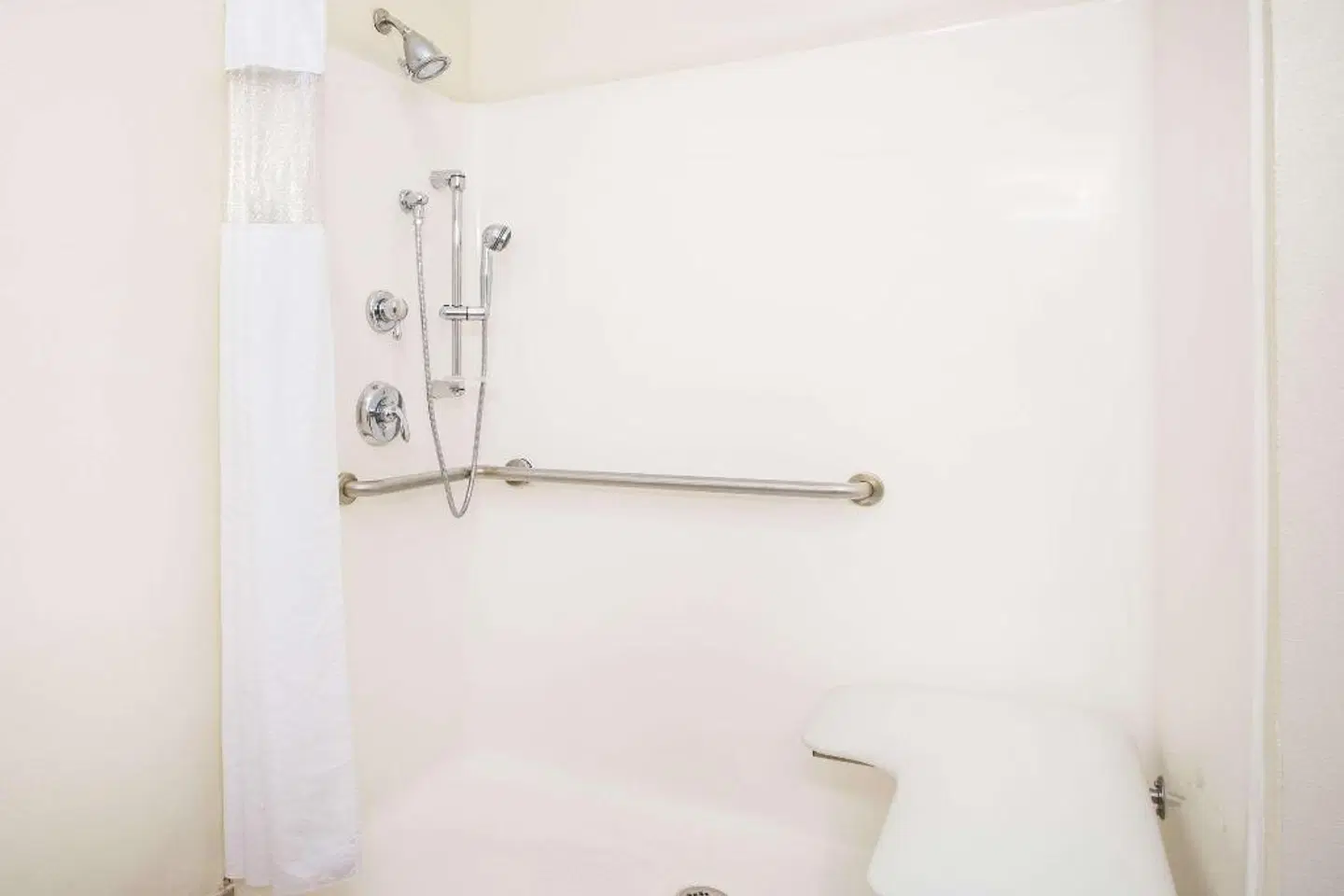 Baymont Inn and Suites Savannah South BATHROOM