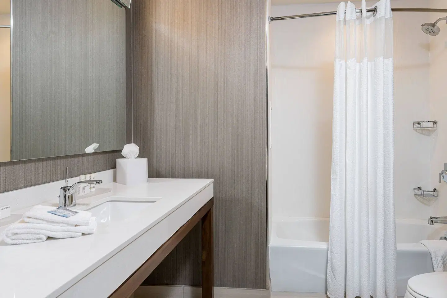 Courtyard Asheville Biltmore Village BATHROOM