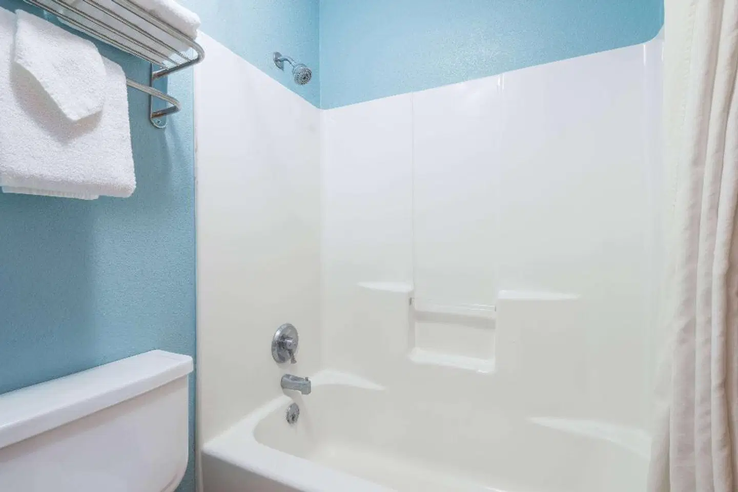 Super 8 by Wyndham Henderson North East Denver BATHROOM