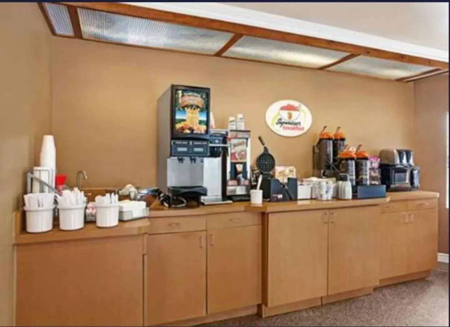 Super 8 by Wyndham Los Angeles Downtown BAR