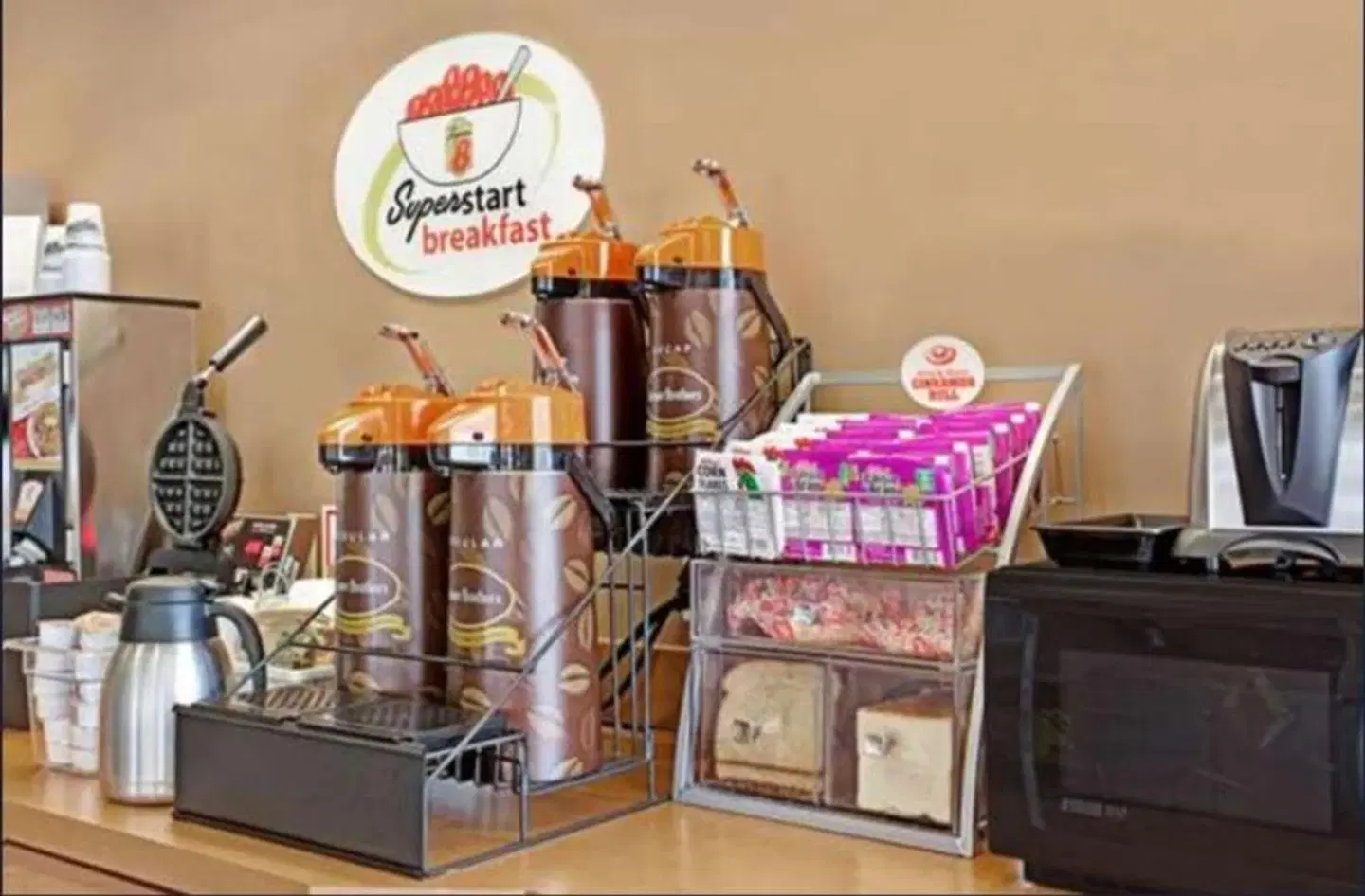 Super 8 by Wyndham Los Angeles Downtown PEOPLE