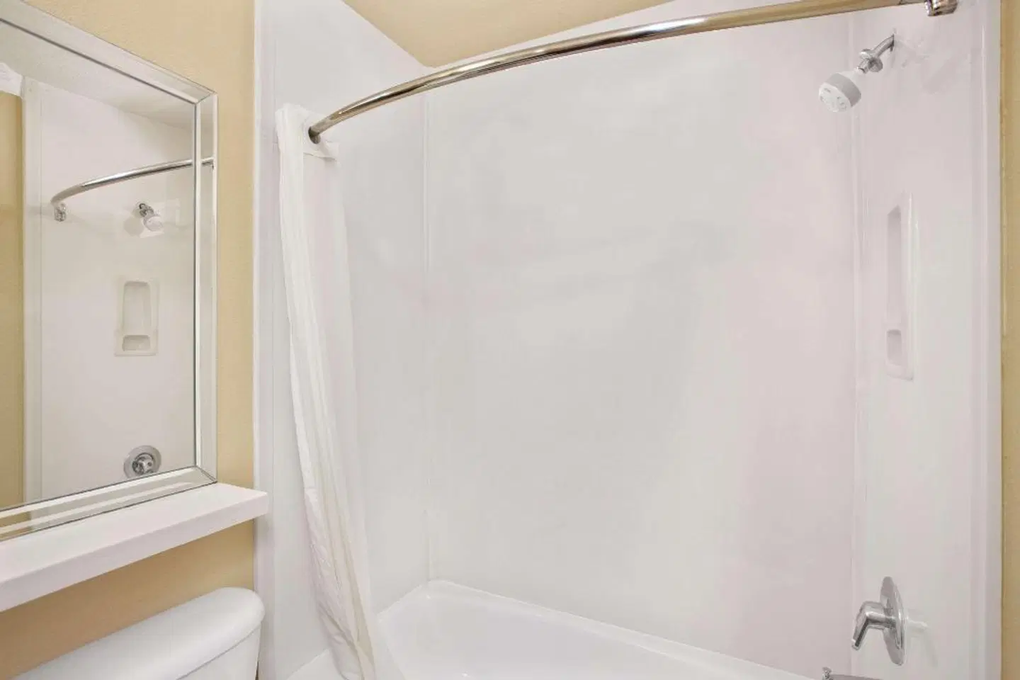 Super 8 by Wyndham Los Angeles Downtown BATHROOM