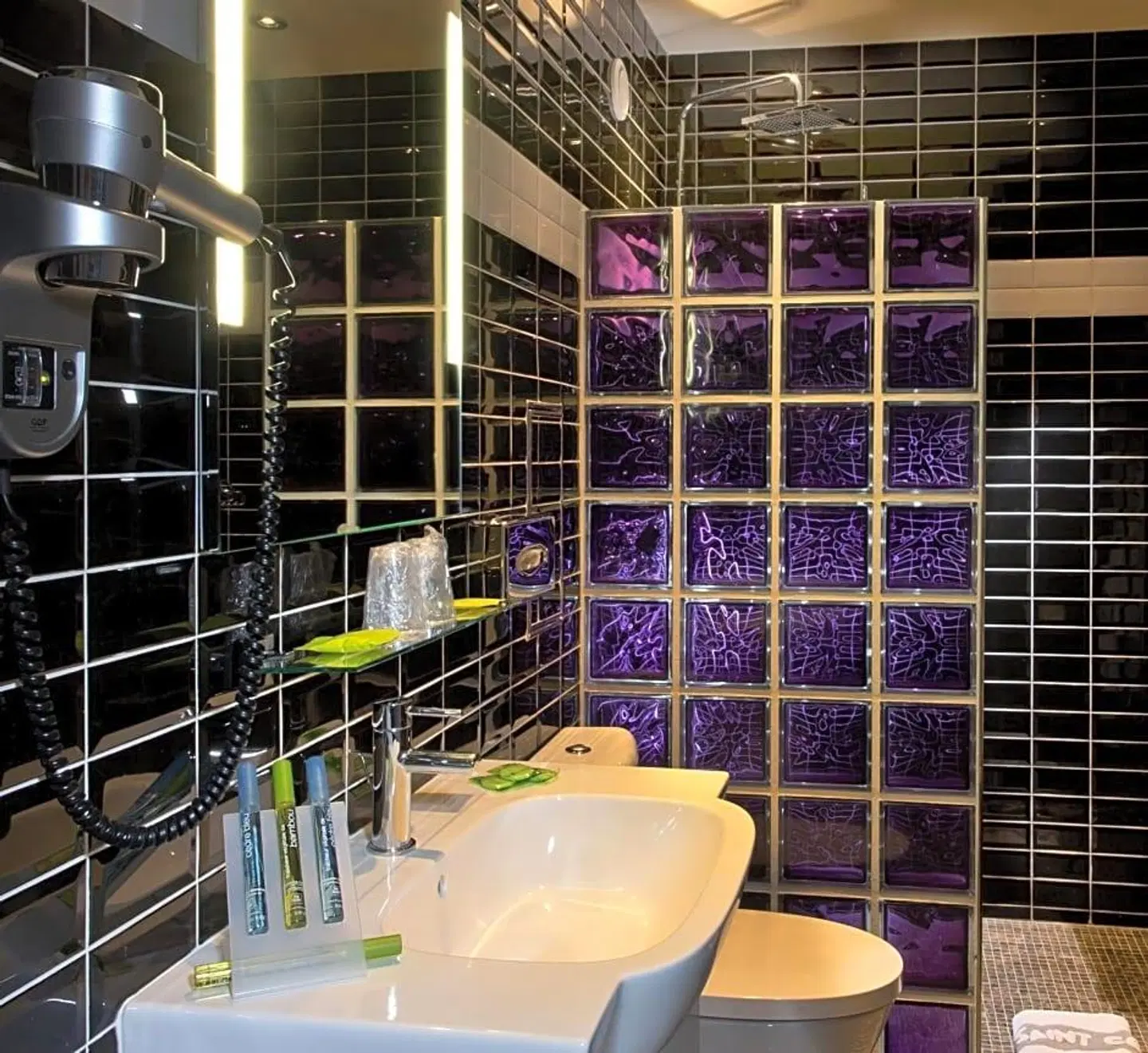 Moderne St Germain BATHROOM