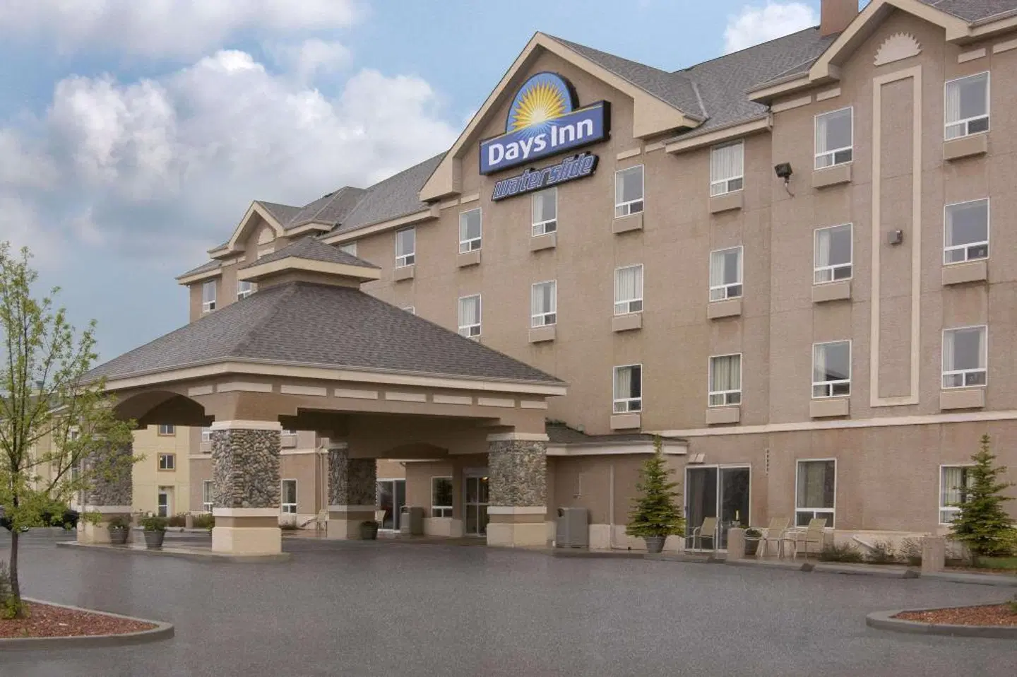 Days Inn by Wyndham Red Deer EXTERIOR