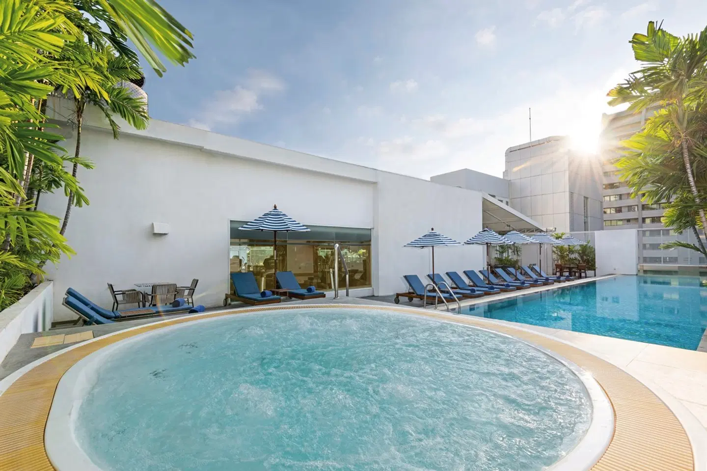 Radisson Suites Bangkok Sukhumvit OUTDOOR_POOL