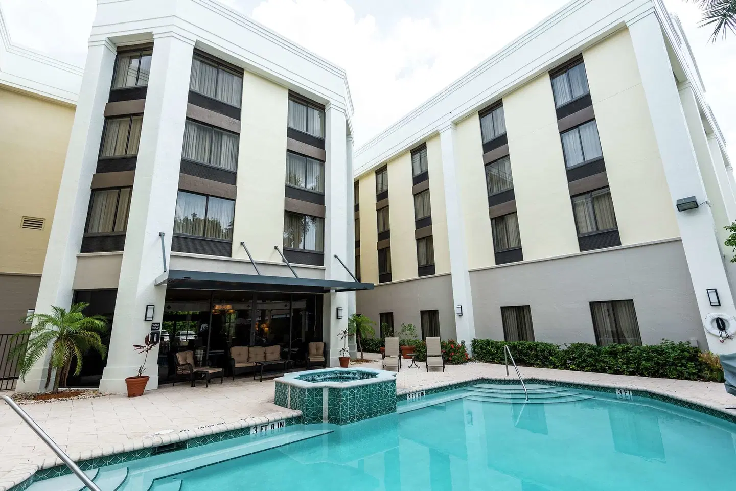 Hampton Inn Boca Raton EXTERIOR