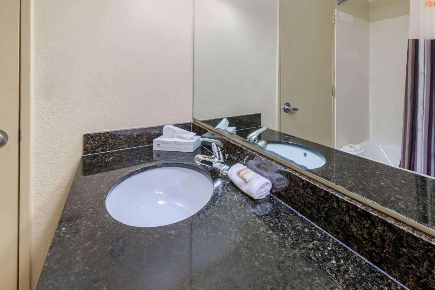 La Quinta Inn Fort Lauderdale Northeast BATHROOM