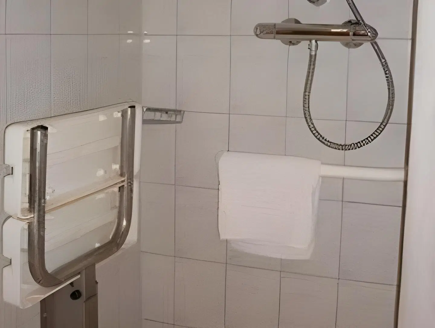 Holiday Inn Express Oxford - Kassam Stadium BATHROOM