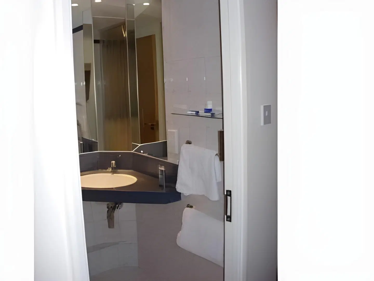 Holiday Inn Express Oxford - Kassam Stadium BATHROOM