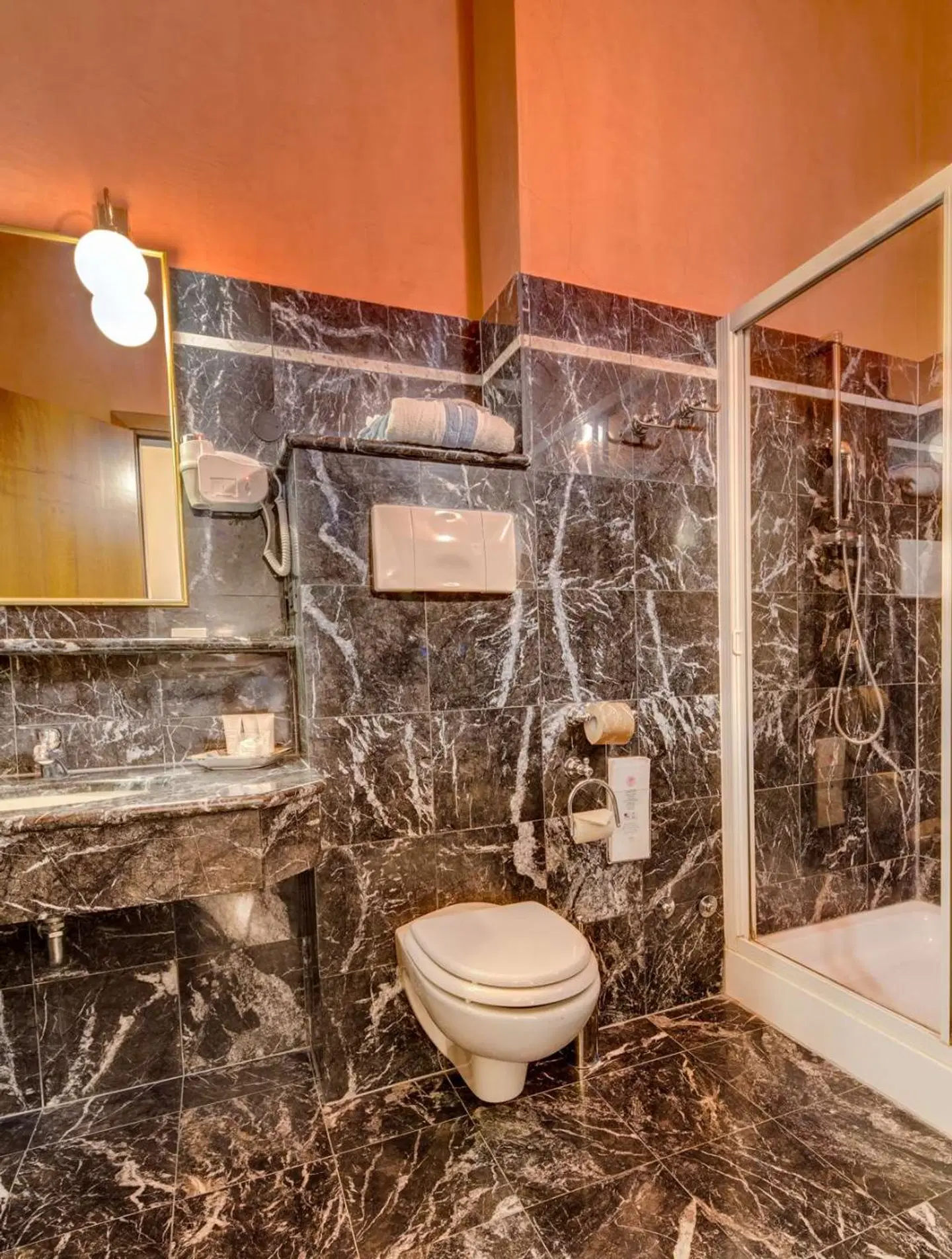 Best Western Plus Hotel Villa Tacchi Badezimmer