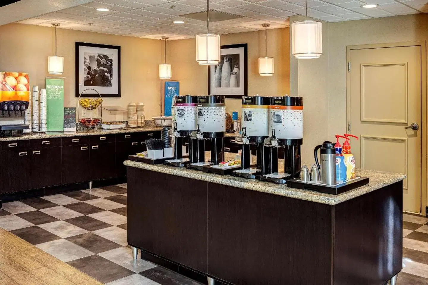 Hampton Inn & Suites Palm Desert Bar