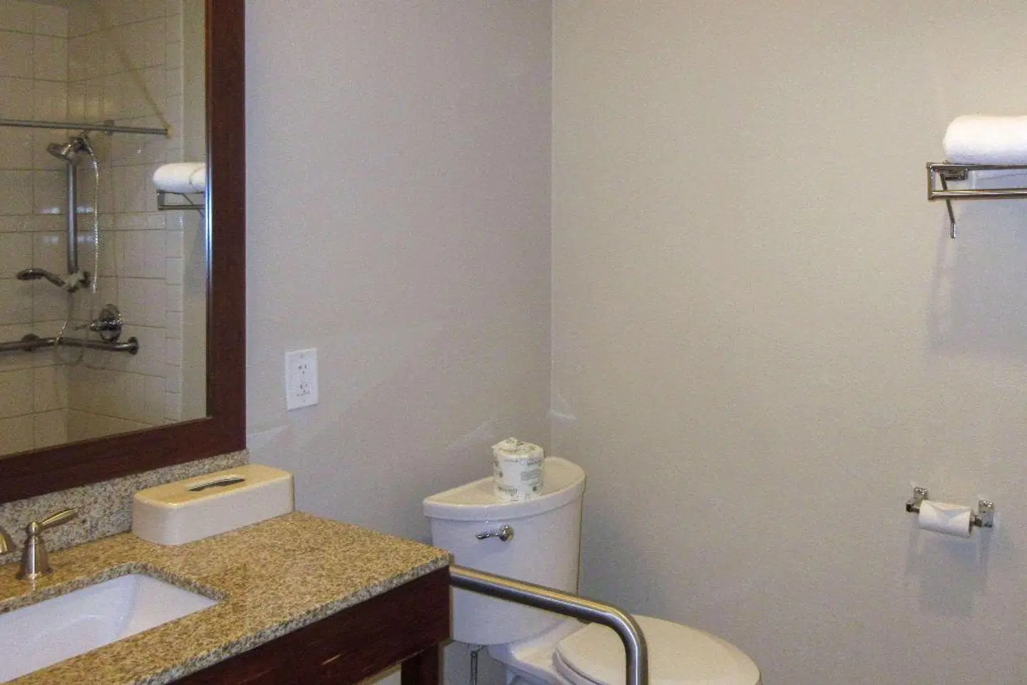 Comfort Inn Bishop BATHROOM