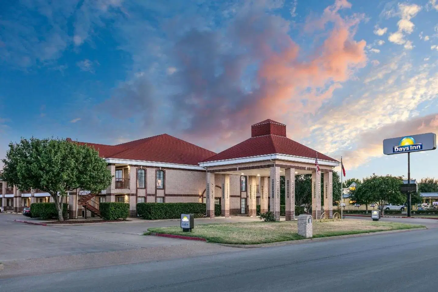 Days Inn by Wyndham Granbury EXTERIOR