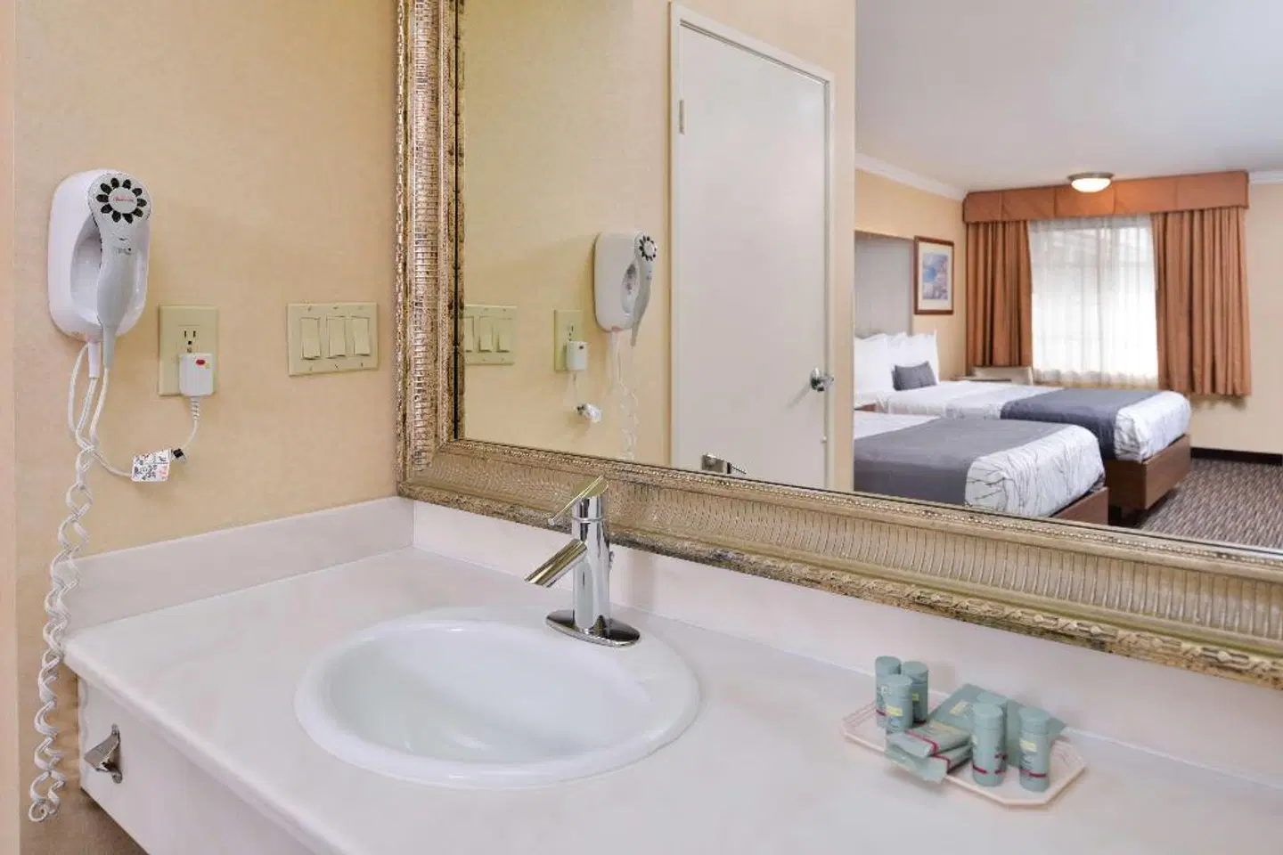 Best Western Airpark Hotel - LAX BATHROOM