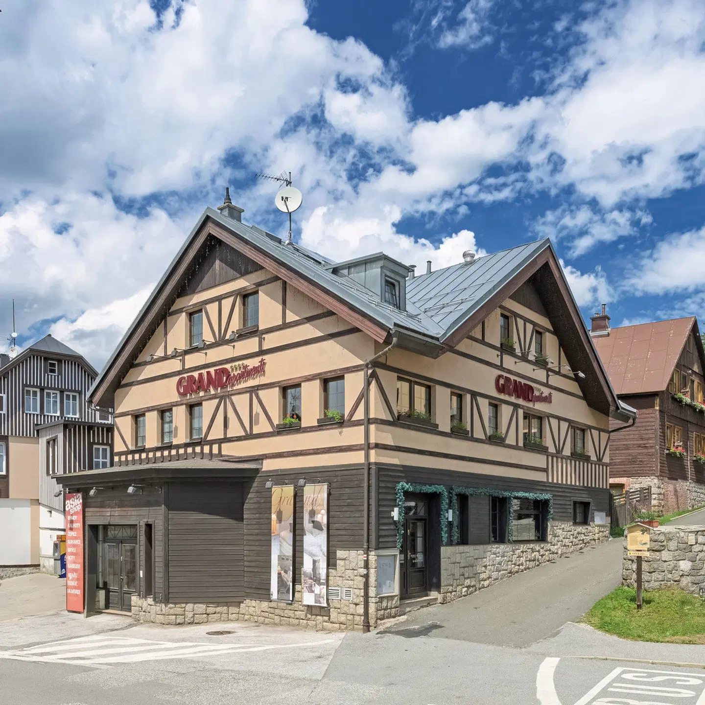 Hotel Grand EXTERIOR