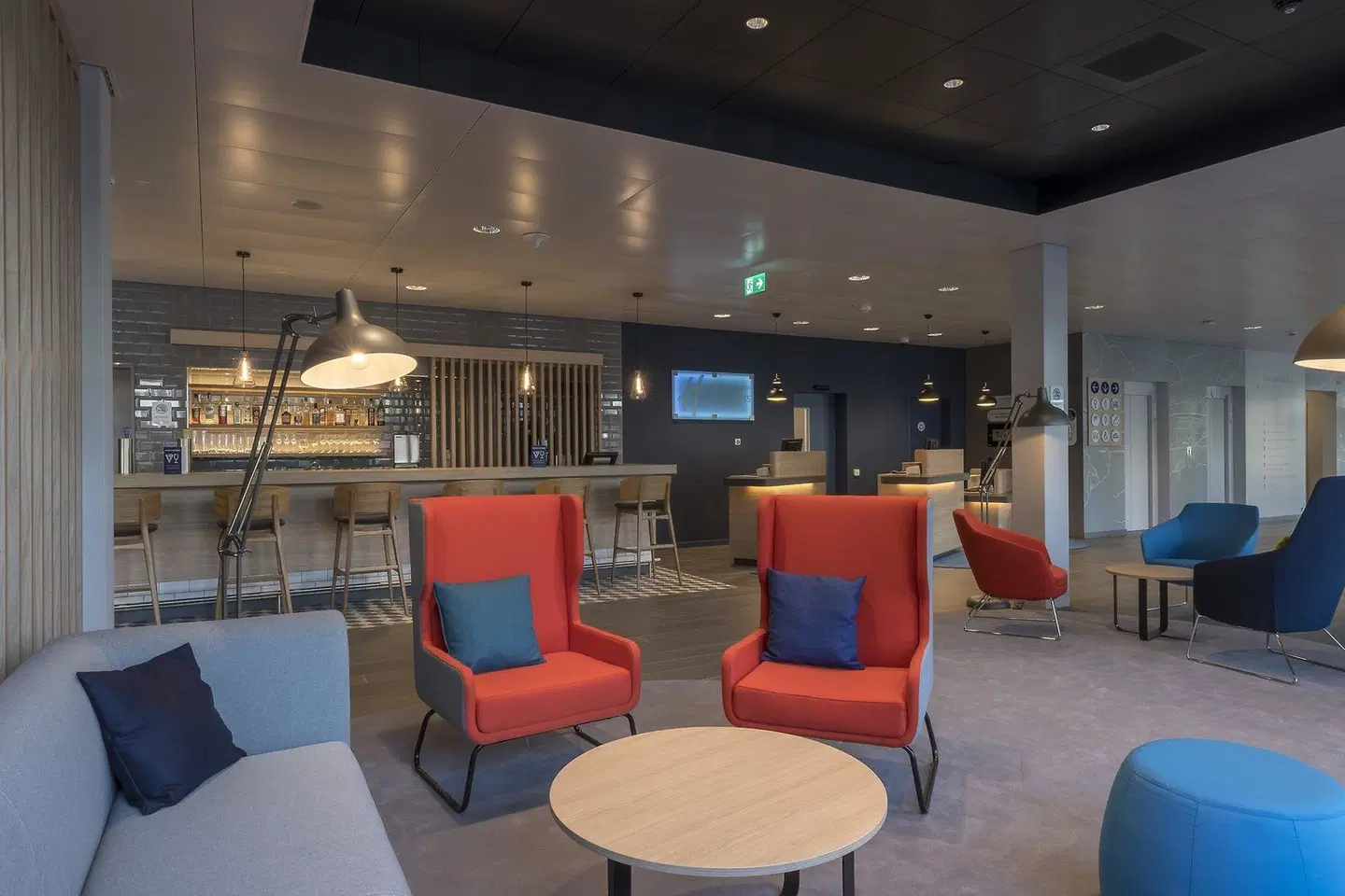 Holiday Inn Express Luzern - Kriens by IHG Bar