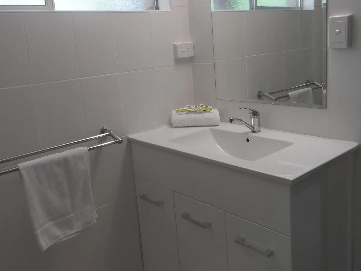 Arcadia Village Motel BATHROOM