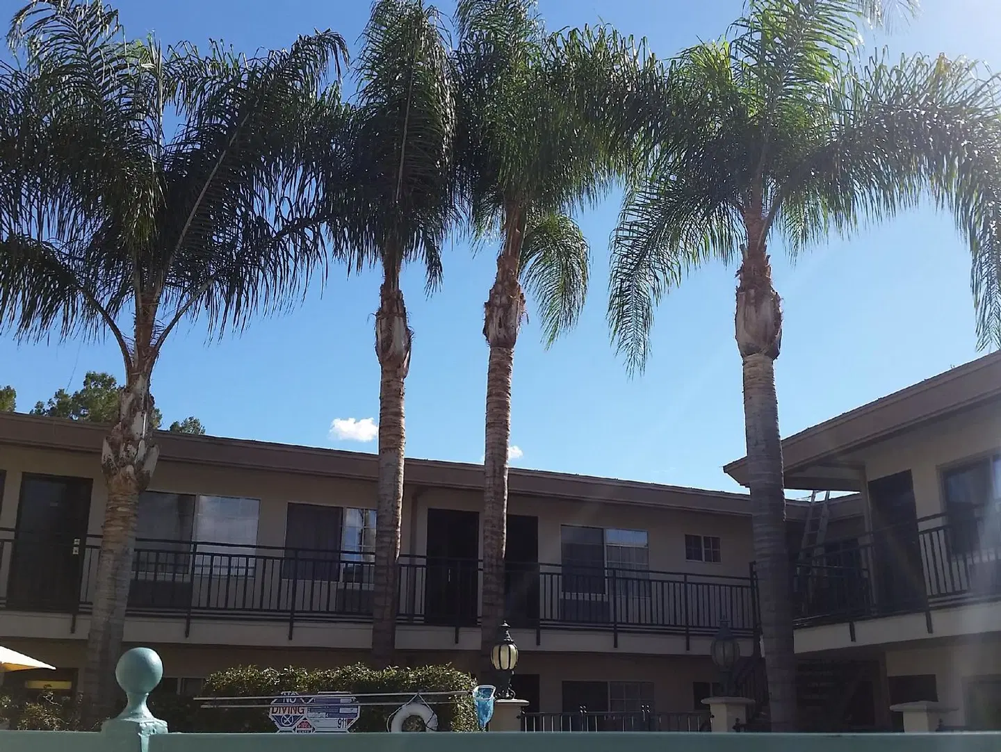 Tarzana Inn EXTERIOR