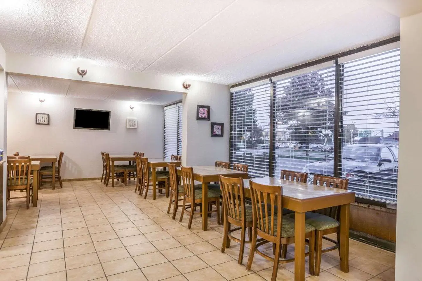 Days Inn by Wyndham Syracuse BAR