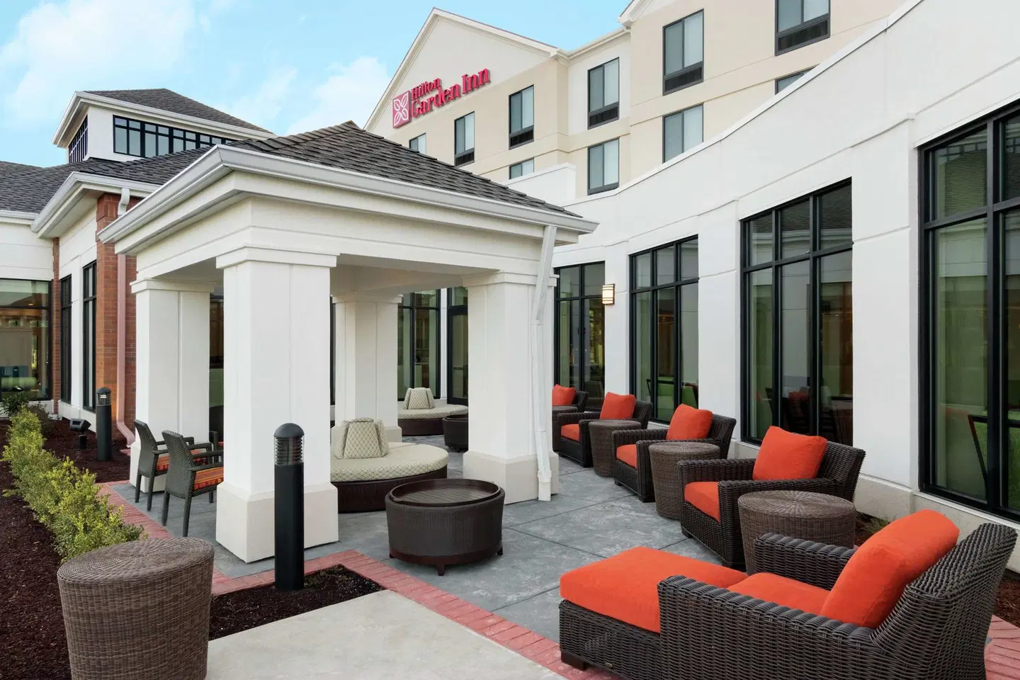 Hilton Garden Inn Medford EXTERIOR