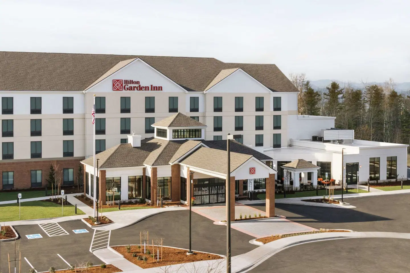 Hilton Garden Inn Medford EXTERIOR