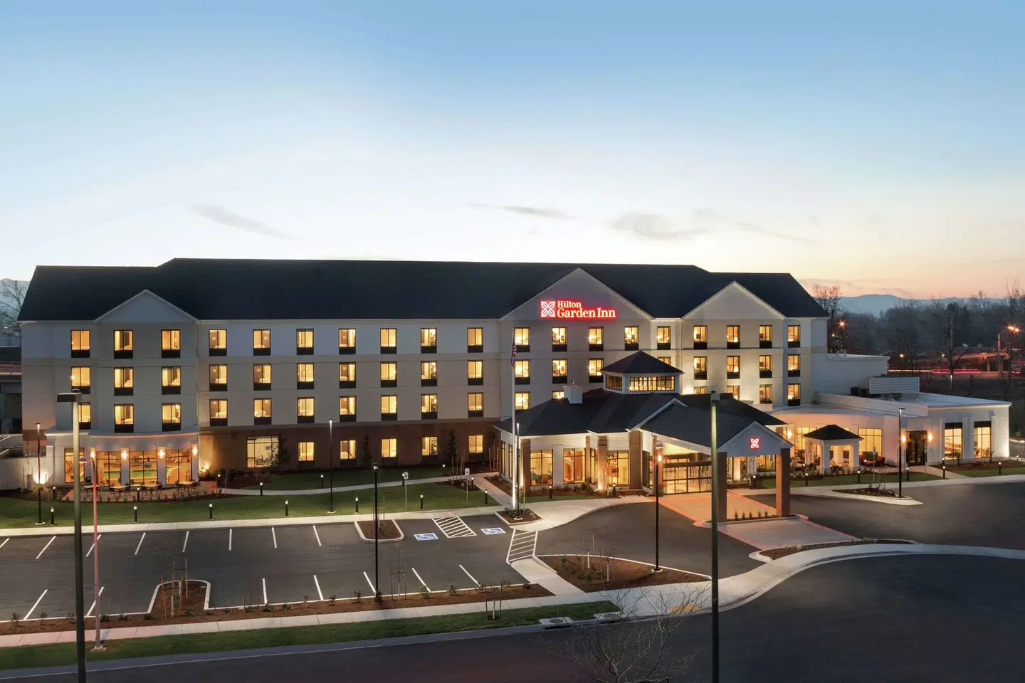 Hilton Garden Inn Medford EXTERIOR