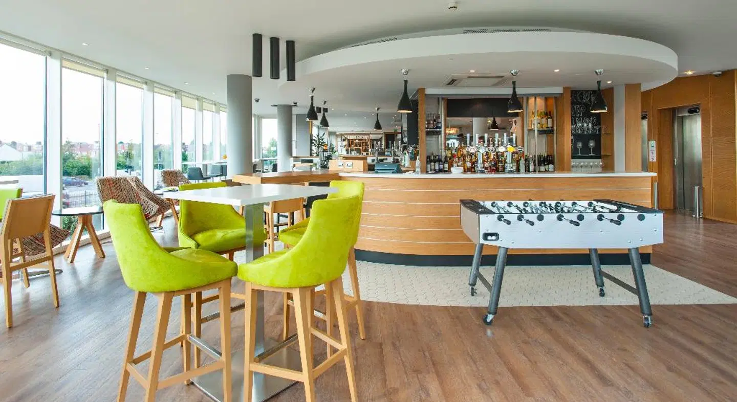 Holiday Inn London - West Bar