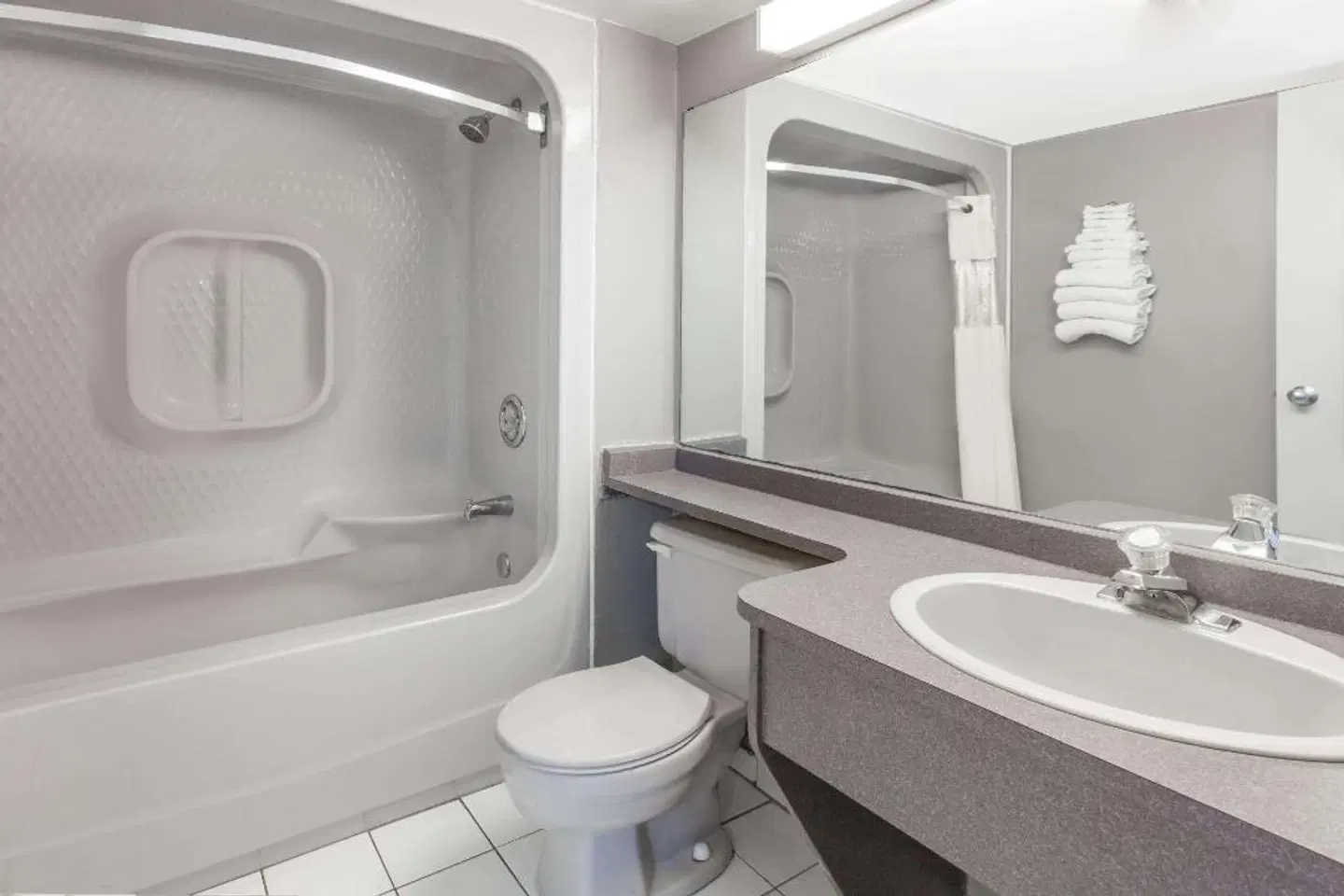 Howard Johnson Express Inn Badezimmer