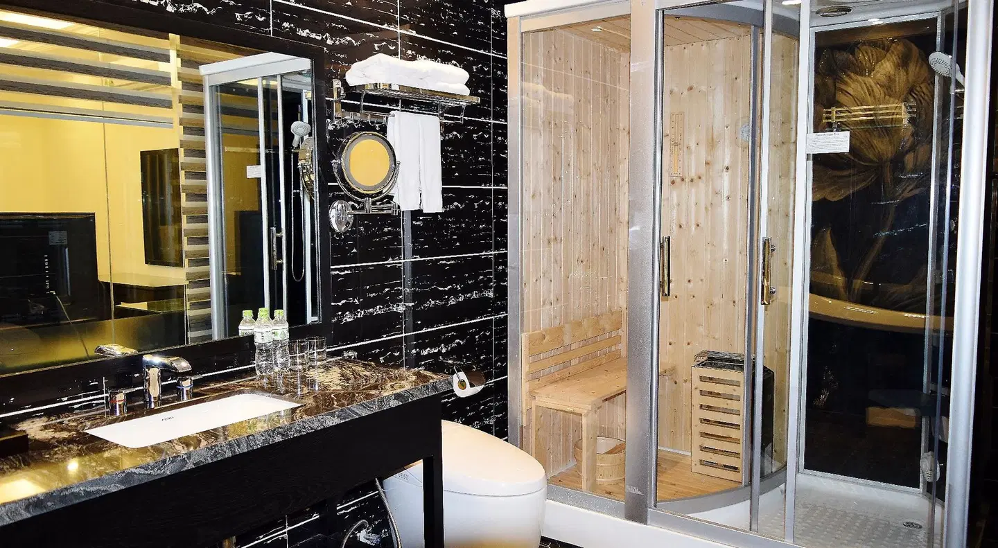 Tuong Vi Hotel Saigon BATHROOM