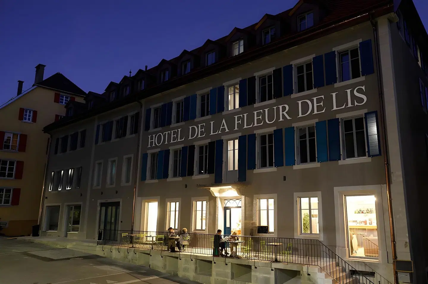 Fleur de Lis EXTERIOR