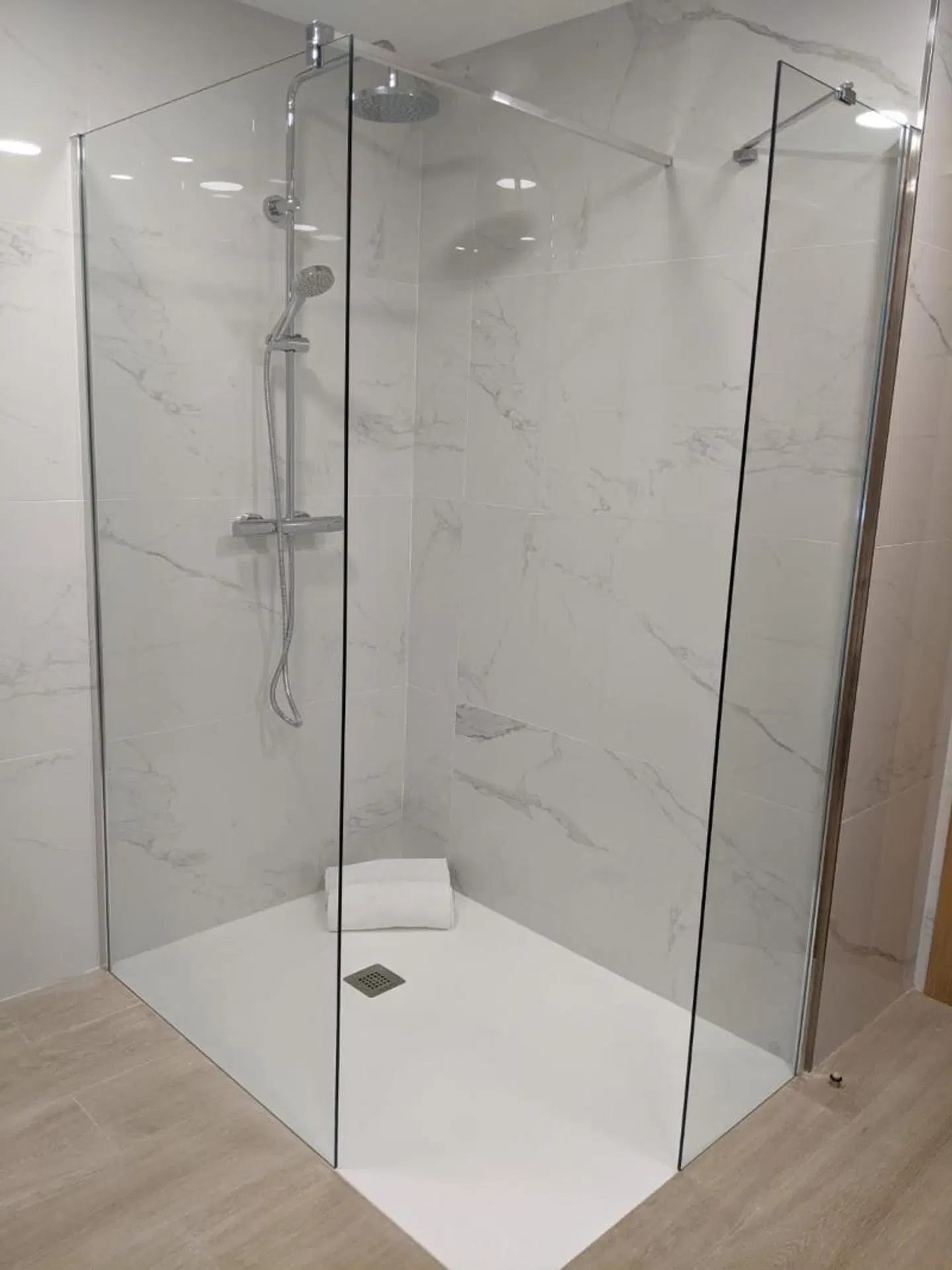 Hotel Arias Aeropuerto BATHROOM