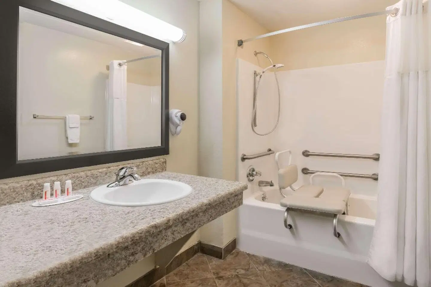 Days Inn by Wyndham Blakely BATHROOM